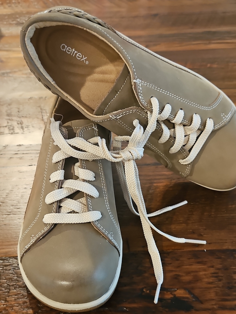 NWOB aetrex  Dana Women’s Taupe Casual Lace-Up Oxford  /Sneaker